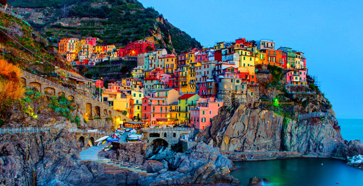 Manarola,-Liguria,-Italy,-one-of-the-most-picturesque-Italian-villages